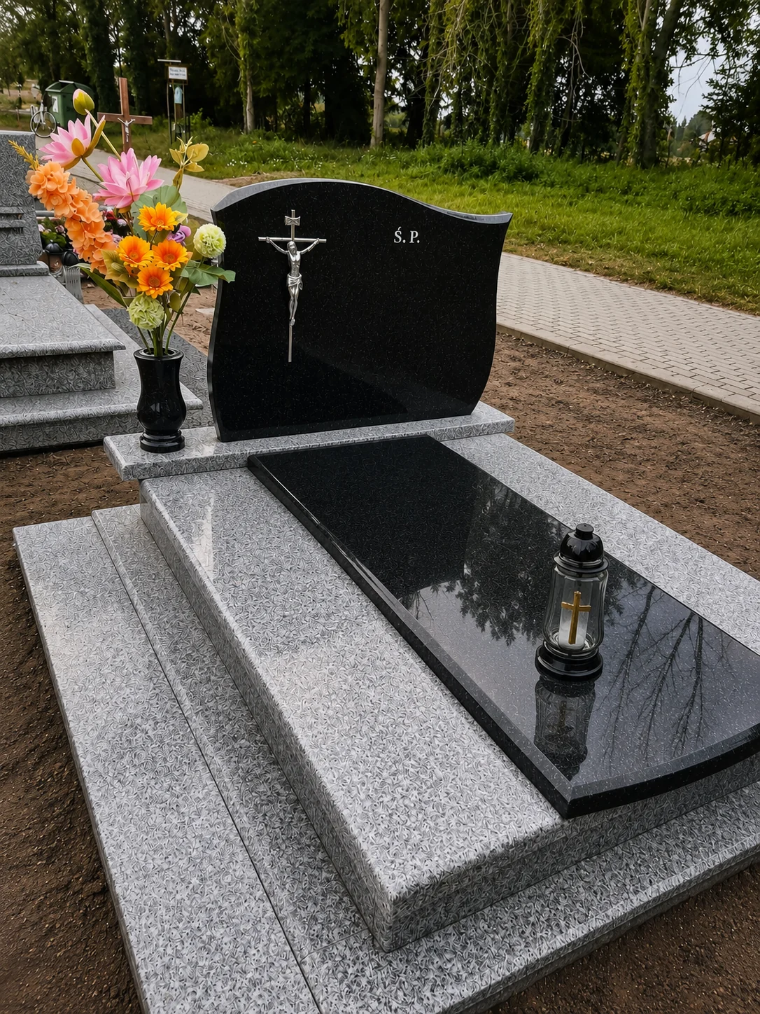 Czarny nagrobek z szarym obramowaniem i nowoczesnym krzyżem